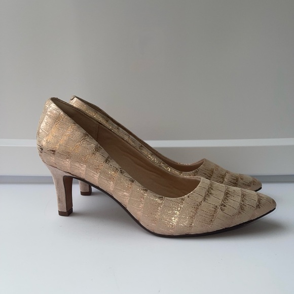 Collection by Clark’s Gold Textured Women's Heels size 11 - Picture 1 of 7